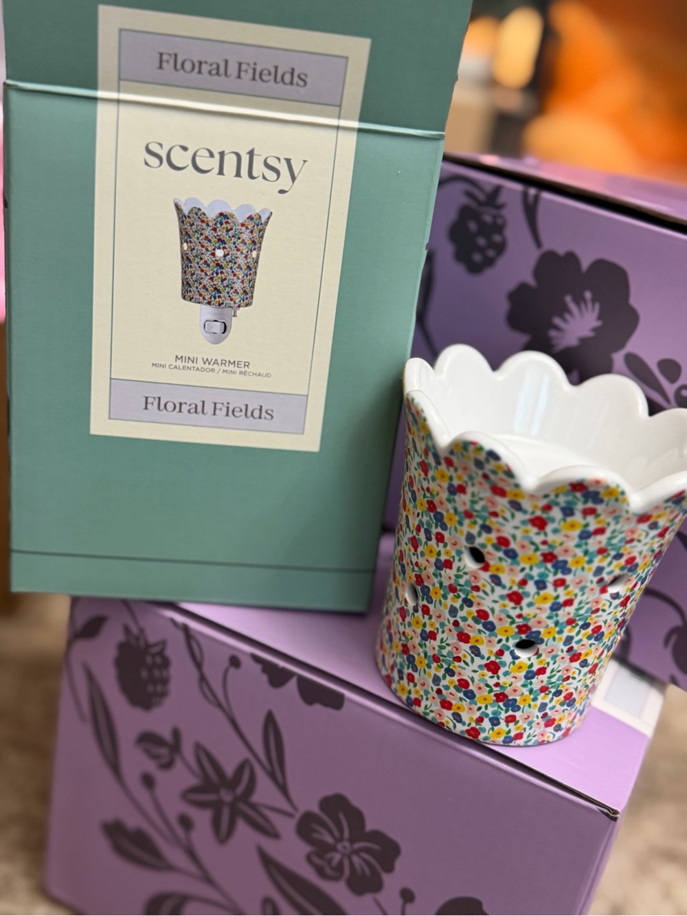 Scentsy Floral Fields Mini Warmer - White with Multicolor Floral Print